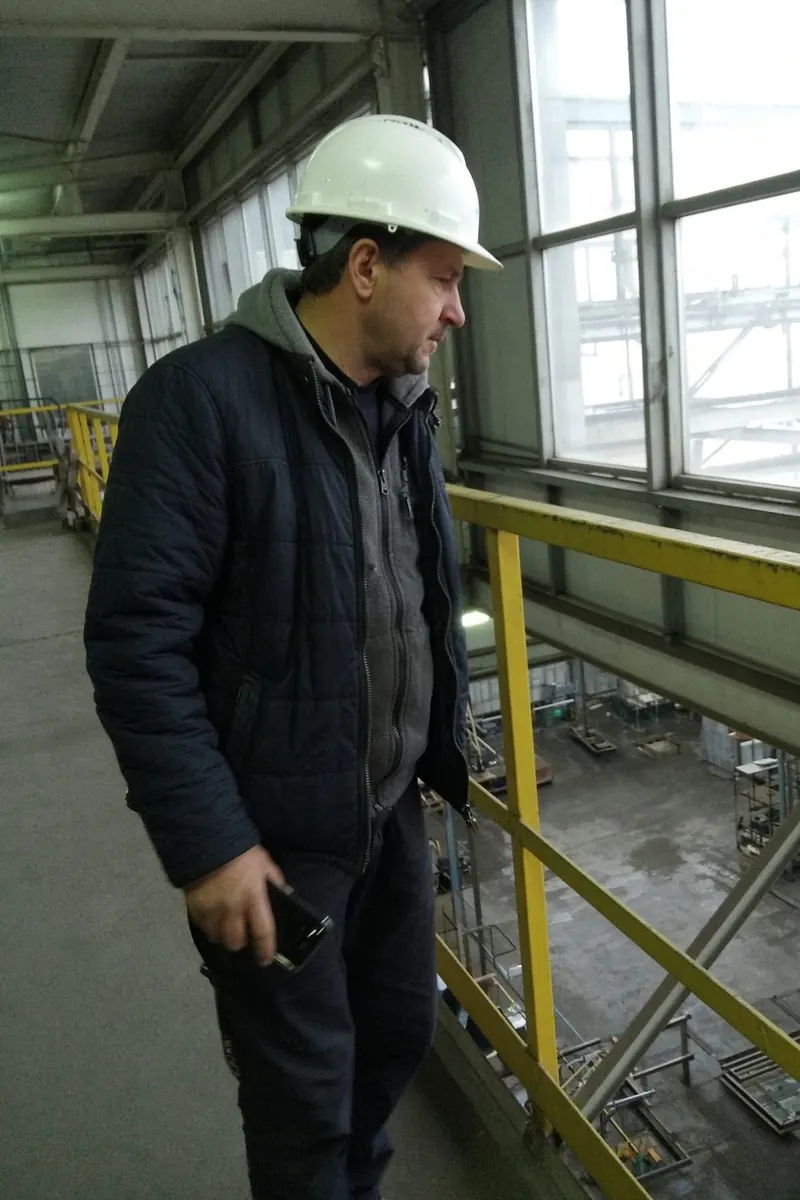 Руководитель на галерее над цехом